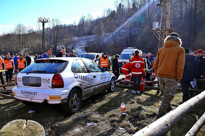Ilustračný obrázok k článku Známe preteky sa neobišli bez nehody: Automobil v Dobšinej vletel medzi divákov!