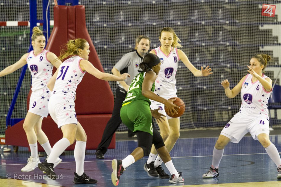 Ilustračný obrázok k článku Popradčanky zdolali v dramatickom zápase Šamorín. Fanklub si vyskandoval rybičku