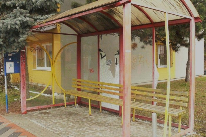 Ilustračný obrázok k článku Ružomberčania, pomôžte vypátrať týchto barbarov: Prístrešky MAD slúžia všetkým!