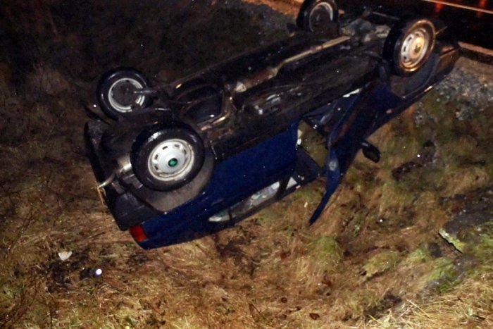 Ilustračný obrázok k článku Hasiči v akcii: Auto skončilo na streche v priekope!