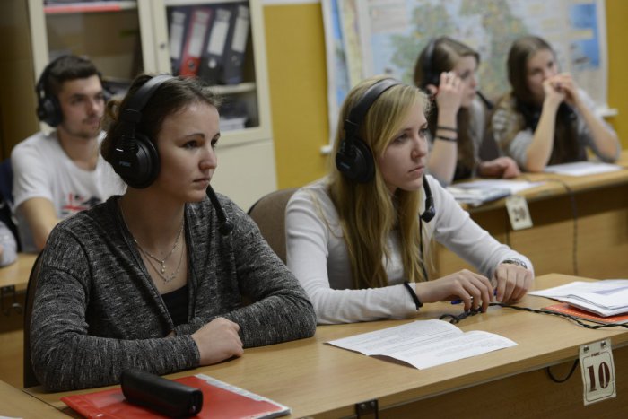 Ilustračný obrázok k článku Aj takúto školu máme v Prešove: Na vrátnici rehoľníčka, po chodbách sa prechádzajú dievčatá v bielych plášťoch