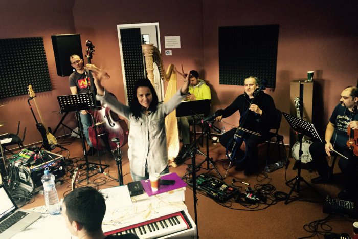 Ilustračný obrázok k článku Chystá pestré turné: Prešovčanka Katka Knechtová spolupracuje s výnimočnými menami, koncerty budú s novinkami!