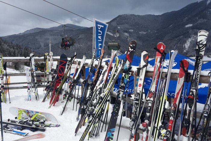 Ilustračný obrázok k článku Beriete rodinu na lyžovačku do zahraničia? Nezabudnite si pribaliť 4ku