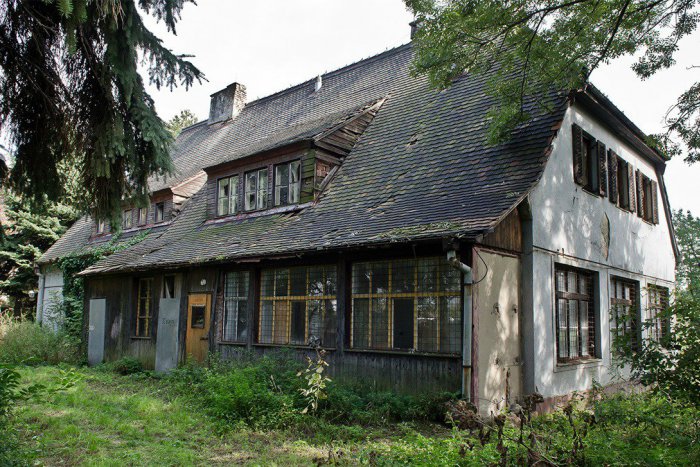 Ilustračný obrázok k článku Zabudnutý majer Jurajov dvor je odsúdený na zánik. Zachrániť by ho mohlo len šesť krokov