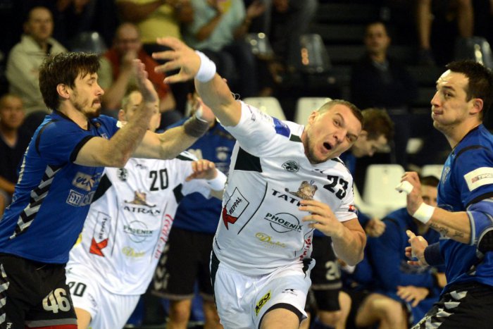 Ilustračný obrázok k článku Bitka o každý centimeter ihriska: Chýbalo našim povestné športové šťastie?