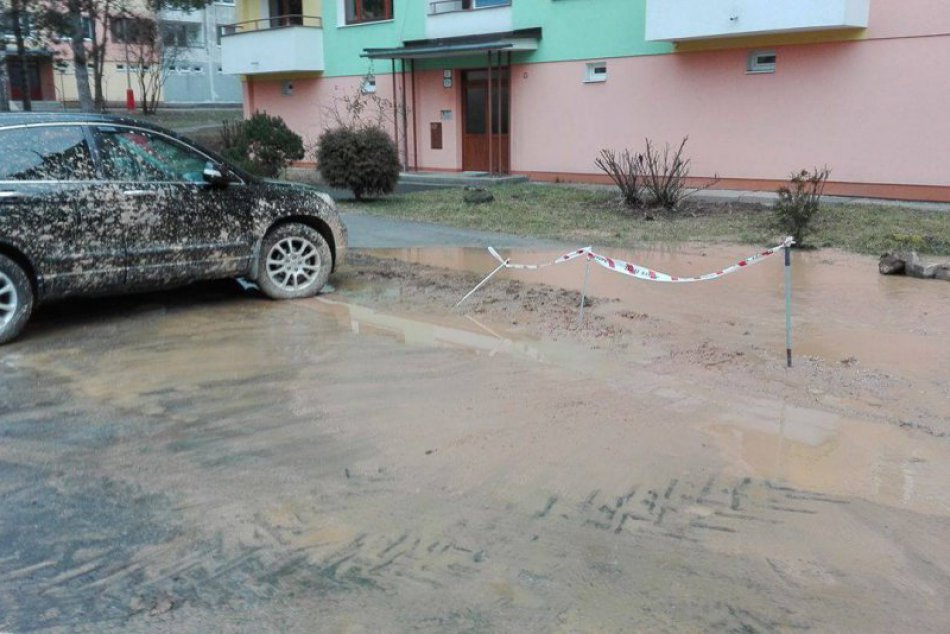 Ilustračný obrázok k článku Clementisova ulica pod vrstvou blata a vody: FOTO priamo z miesta!