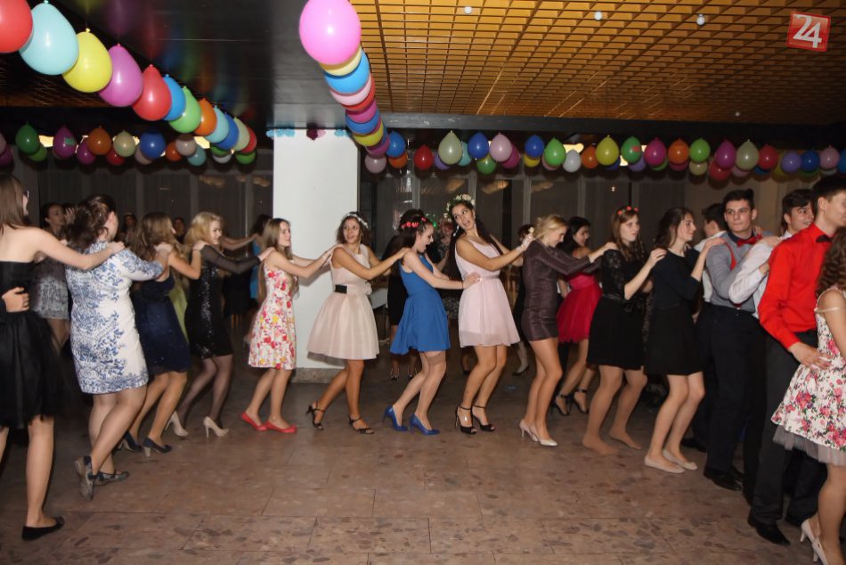 Ilustračný obrázok k článku Nahodení bilingvalisti mali ples. Spolu sa zabávali už dvadsiatykrát