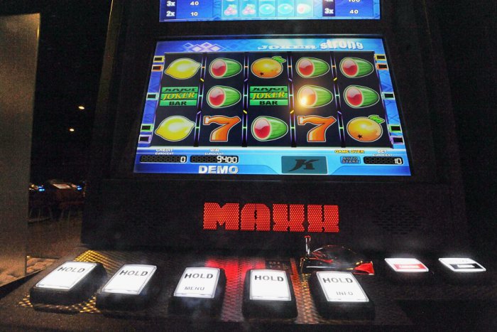 Ilustračný obrázok k článku Humenčan hral automaty v podniku na námestí: Sledujte, čo nastalo po prehratej hre!