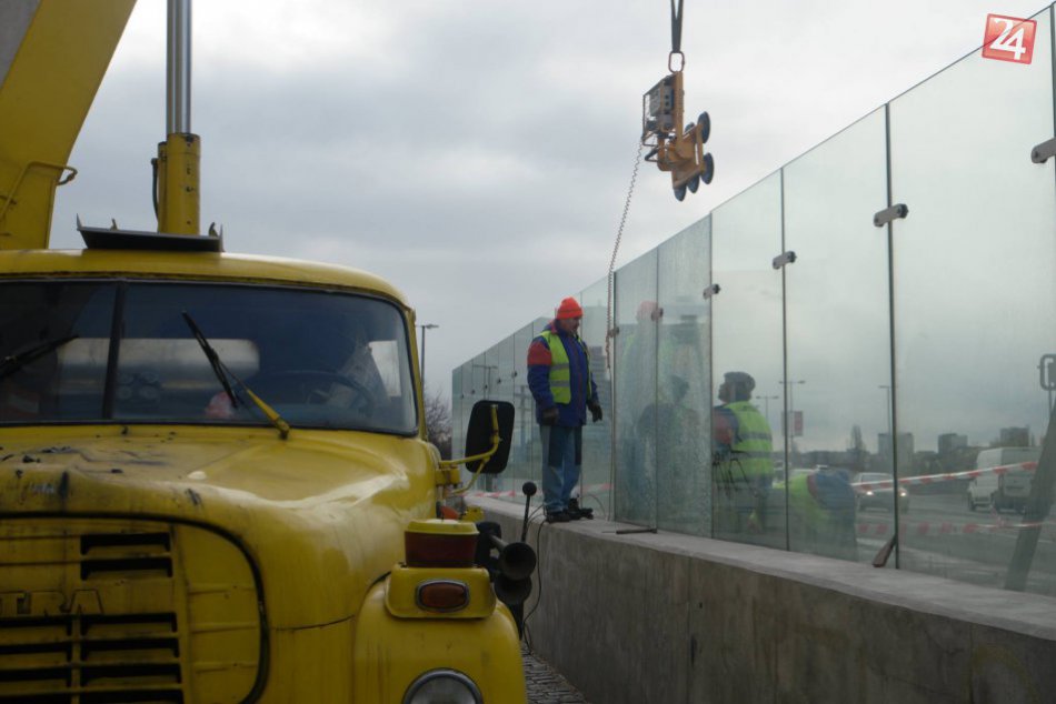 Ilustračný obrázok k článku Rozbíjanie a ničenie je pre niektorých jedincov koníček. Tentokrát padla za obeť sklenená stena pri Dóme