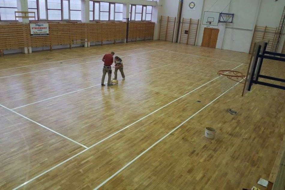 Ilustračný obrázok k článku Rodičia malých Brezňanov, zbystrite. Mesto chce zrekonštruovať telocvičňu pri škole