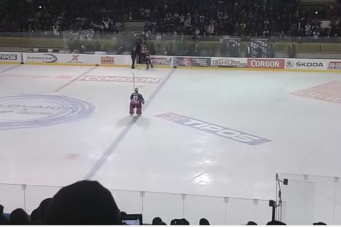 Ilustračný obrázok k článku Brankár Hudáček predviedol poriadnu šou: Odchovanec Spišskej na ľade bavil ľudí, toto musíte vidieť :)