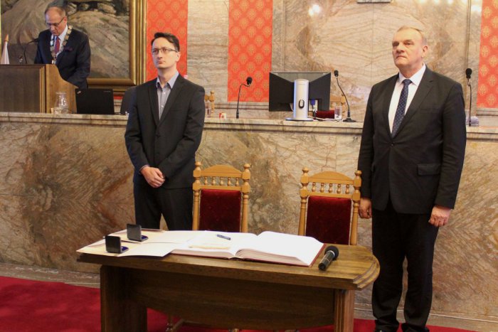 Ilustračný obrázok k článku Ružomberskí poslanci schválili udelenie Cien mesta pre politika, výtvarníka a spisovateľa