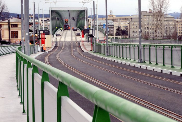 Ilustračný obrázok k článku Električka do Petržalky: Nesplnené sľuby, zmeny v doprave aj veľké očakávania