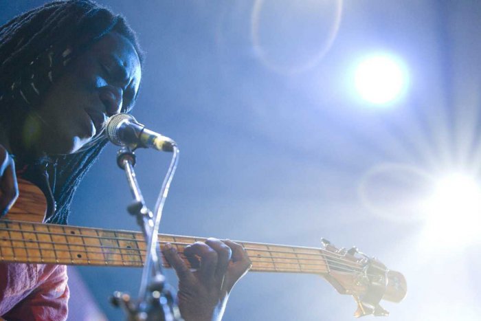 Ilustračný obrázok k článku Košice navštívi slávny basgitarista: Na koho sa môžeme tešiť?