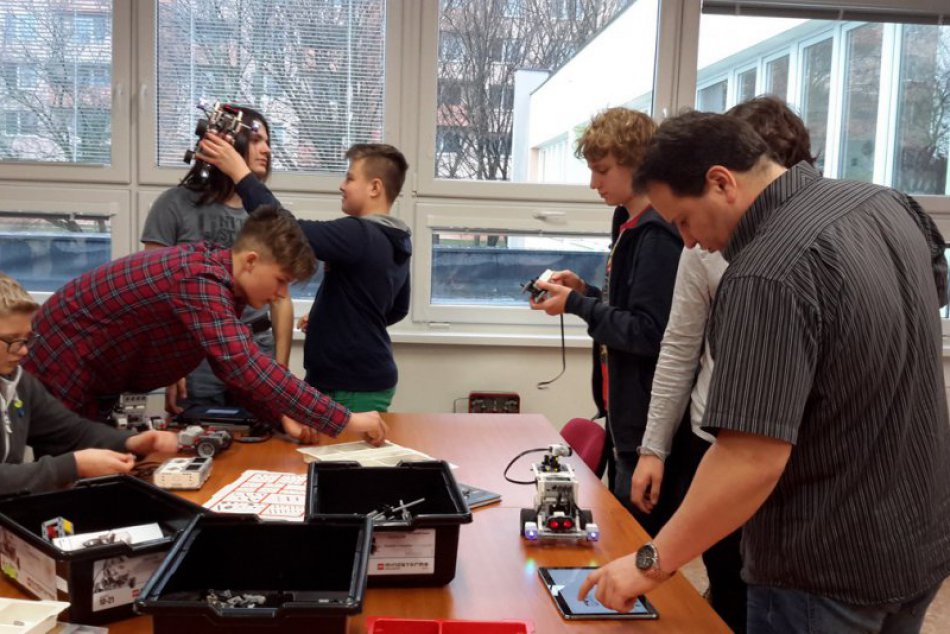 Ilustračný obrázok k článku Robotika na základnej škole: Títo žiaci si vedia poskladať a naprogramovať parádnych robotov!