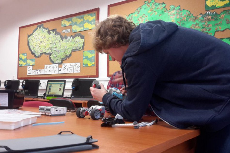 Ilustračný obrázok k článku Počítačoví experti zavítali na školy v Nitrianskom kraji: Žiakov zoznamujú s robotikou