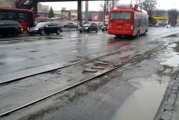 Ilustračný obrázok k článku Nikam nevedúce železničné koľajnice a cesta ako tankodróm. Aj to je smutná realita autobusovej stanice Mlynské Nivy