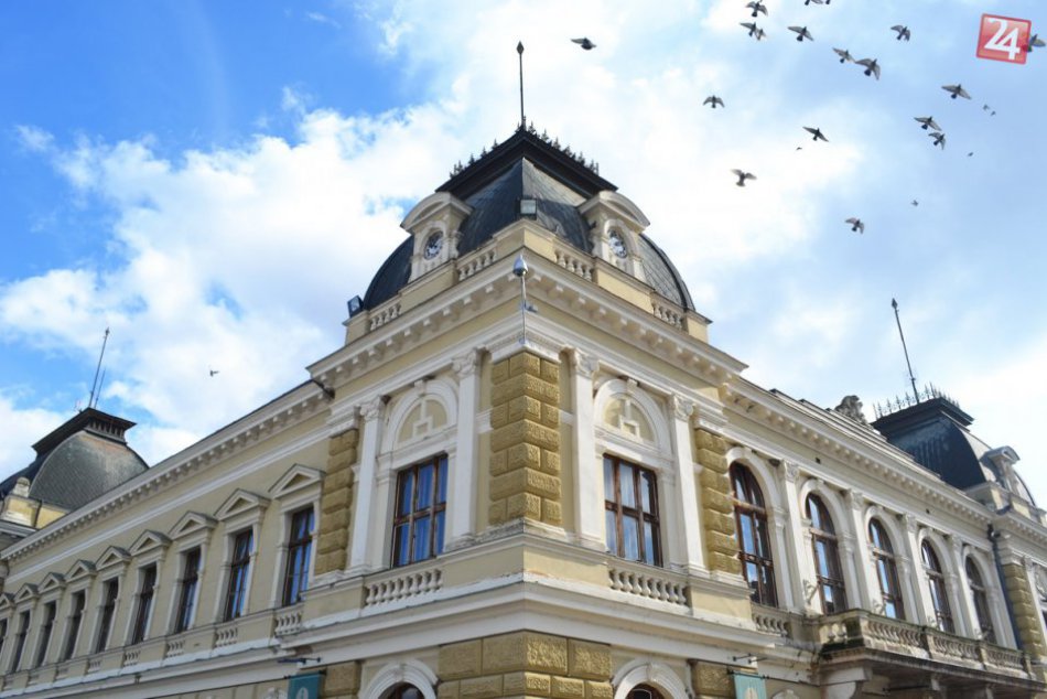 Ilustračný obrázok k článku Vzácne historické hodiny v Nitre sa zrazu zastavili: Jeden z ciferníkov praskol