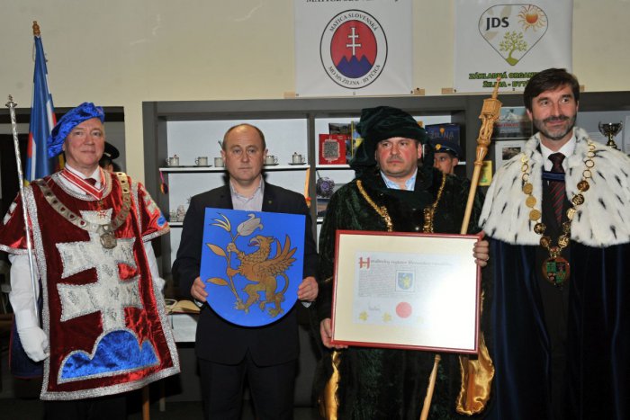 Ilustračný obrázok k článku Bytčica má nové symboly: Tvorí ich TAKÝTO erb s gryfom a vlajka s pruhmi!