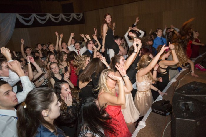 Ilustračný obrázok k článku Študenti zakončili plesovú sezónu: Vystúpenie Heleniných očí a parádna zábava! FOTO