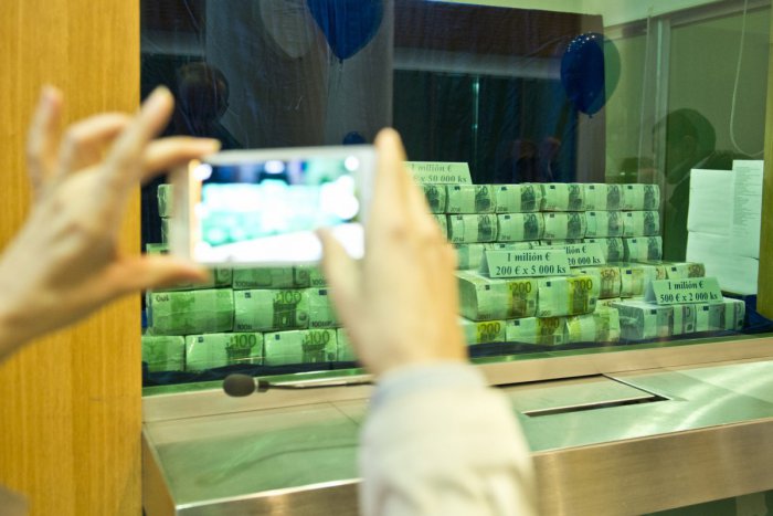 Ilustračný obrázok k článku NAKA obvinila manažérov Národnej banky Slovenska zo zneužitia právomoci verejného činiteľa