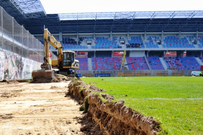 Ilustračný obrázok k článku Zmluva s futbalovým zväzom podpísaná, čo teraz? Žiarska radnica má so štadiónom odvážny plán