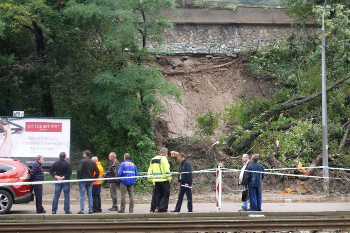 Ilustračný obrázok k článku Mimoriadna situácia naďalej trvá. Zosuvy pôdy ohrozujú ulicu v Devíne