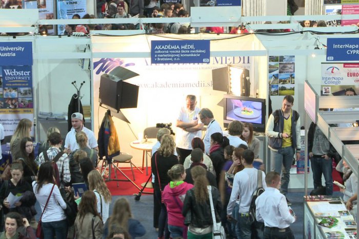 Ilustračný obrázok k článku Akadémia médií sa topí v problémoch. Ministerstvo školstva posiela kontrolu