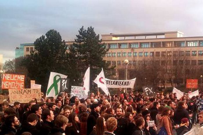 Ilustračný obrázok k článku Učitelia sa nevzdávajú, na zlú situácia upozornili hlasným bubnovaním