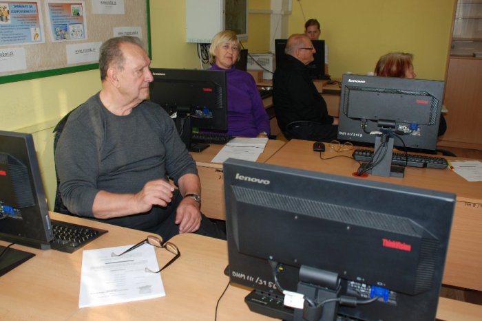 Ilustračný obrázok k článku Seniori sa učia komunikovať online i spájať sa s rodinou za hranicami