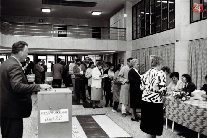 Ilustračný obrázok k článku Voľby v roku 1990 vyhrala Verejnosť proti násiliu, bodovali aj komunisti