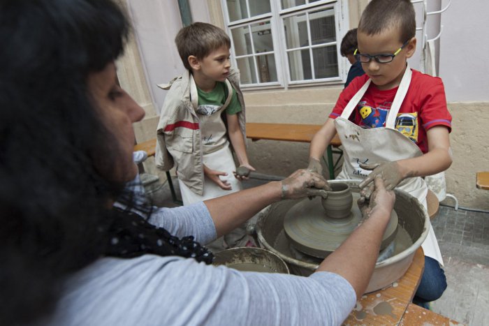 Ilustračný obrázok k článku Deti na škole v Jelšave môžu zažiť kadečo: Zelená hliadka a aj pec na vypaľovanie