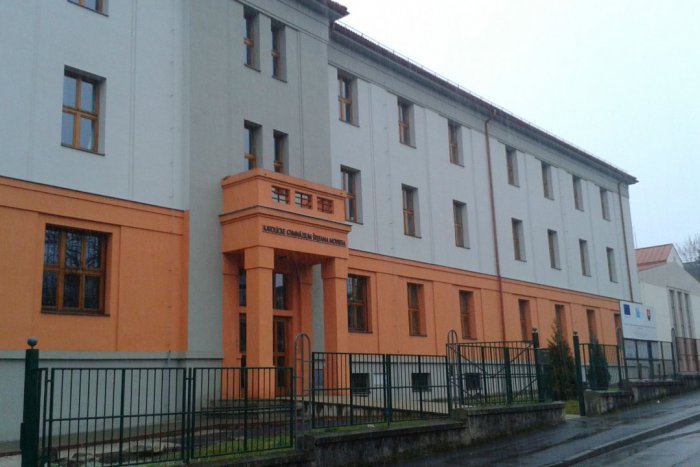 Ilustračný obrázok k článku Zo školákov sa stali známi ľudia: Aha, kto kedysi dral lavice na bystrickom gymnáziu!