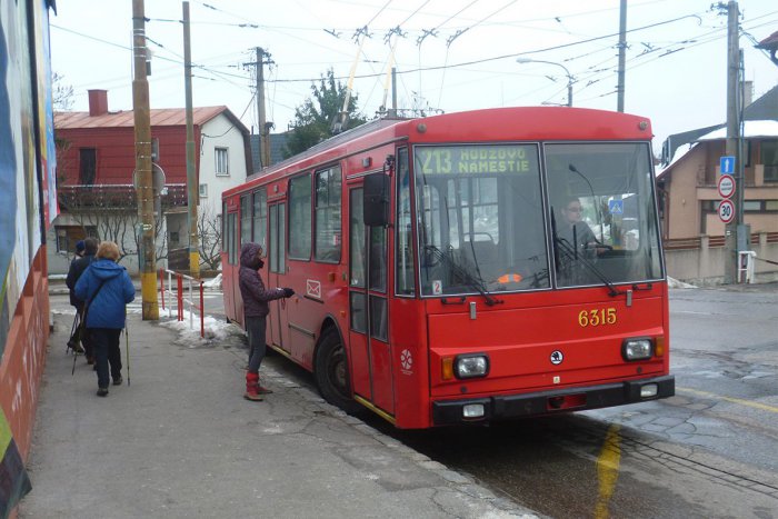 Ilustračný obrázok k článku Aké by to bolo nechodiť na poštu s listovými zásielkami, ale hodiť ich do autobusu?