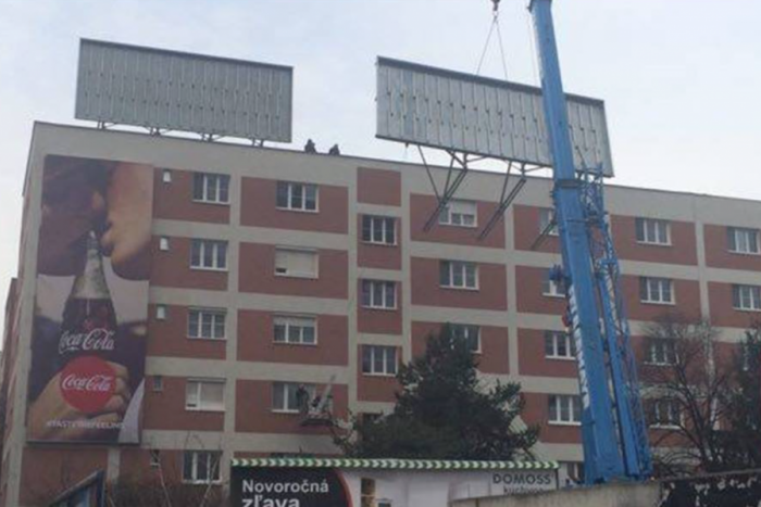 Ilustračný obrázok k článku Príklad pre ostatných, ukážka pre mesto? Obyvatelia bytovky zbavili svoju strechu reklám
