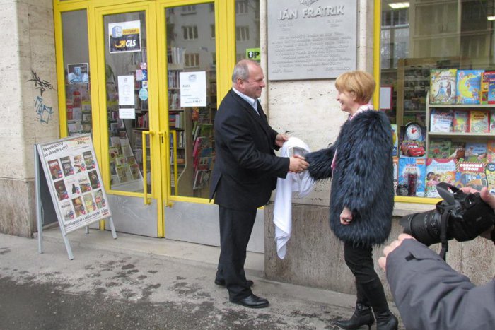 Ilustračný obrázok k článku Slávnostné odhalenie v našom meste: V Žiline odhalili pamätnú tabuľu známemu básnikovi, FOTO