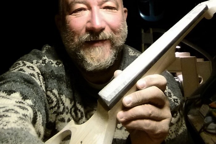 Ilustračný obrázok k článku Jediný na Slovensku, Peter Raškovič z Nitry: Husle z jeho dielne znejú aj v zahraničí!