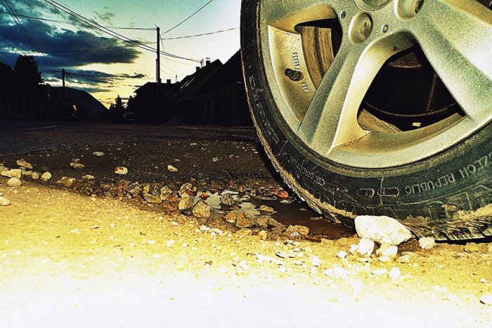 Ilustračný obrázok k článku Cesty dostali v zime zabrať: Ako môžete nahlásiť výtlky v Považskej Bystrici?