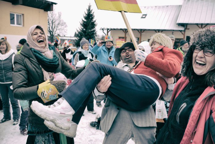 Ilustračný obrázok k článku Krahulský karneval na FOTKÁCH: Latinák s Jakabom v tieni vydarených masiek :)