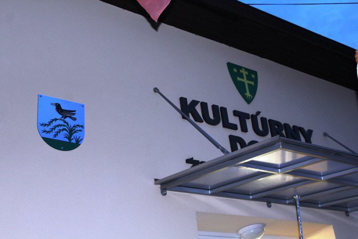 Ilustračný obrázok k článku Na kulturáku odhalili erb Vrania: Novým symbolom mestskej časti je čierna vrana v striebornom štíte