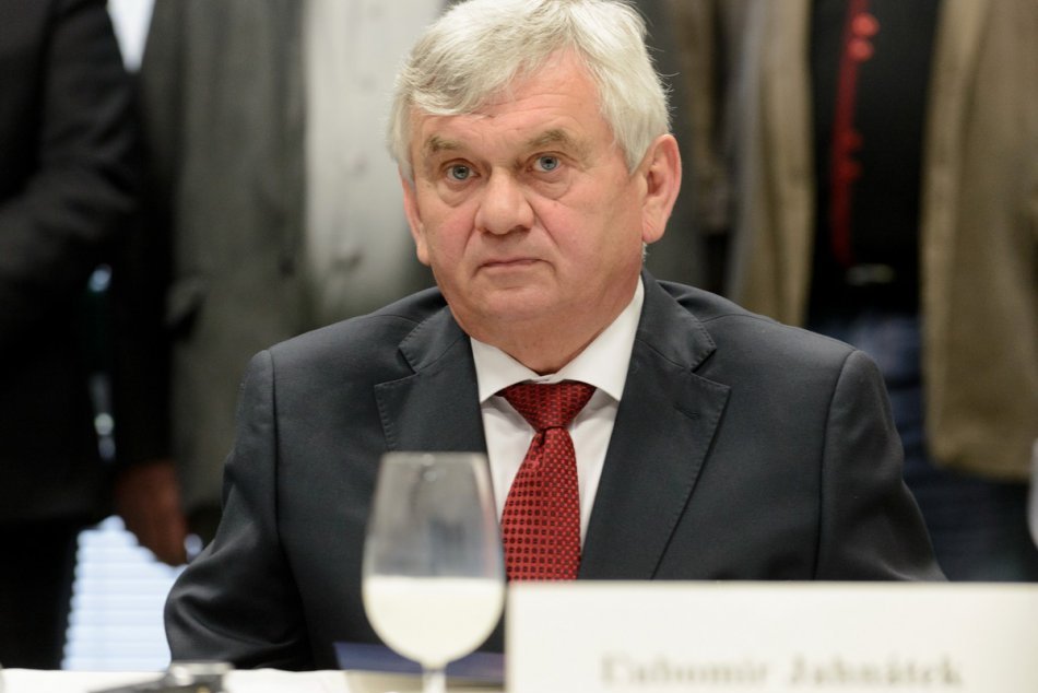 Ilustračný obrázok k článku Smerácka tvár končí: Vláda odvolala Ľubomíra Jahnátka