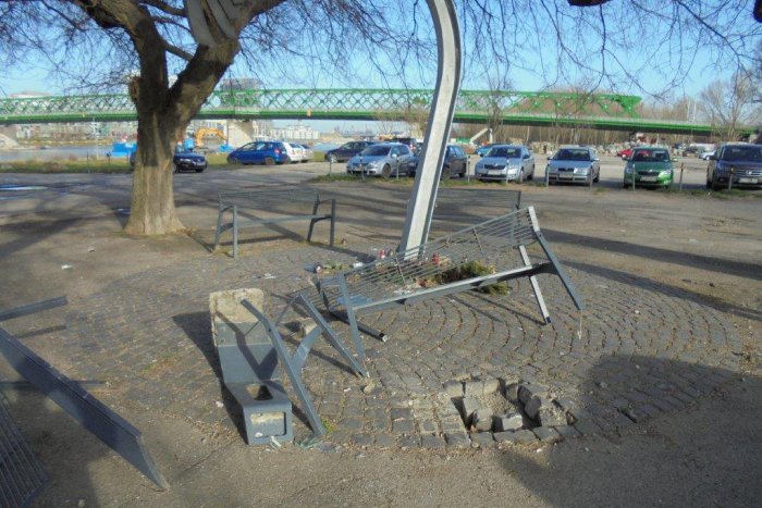 Ilustračný obrázok k článku Vandali sa neštítia ničoho. Zdevastovali okolie pomníka Daniela Tupého