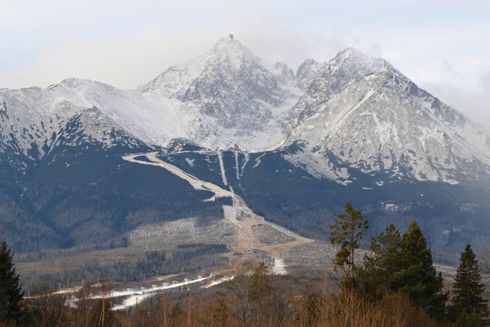 Ilustračný obrázok k článku V Tatrách sa naskytol nevšedný úkaz: Na Lomnickom štíte padal žltkastý sneh!