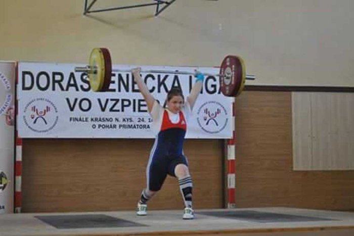 Ilustračný obrázok k článku Nikola (15) vzbudzuje rešpekt aj u chalanov: 100 kg činku dvíha ako nič, medailí má ako maku