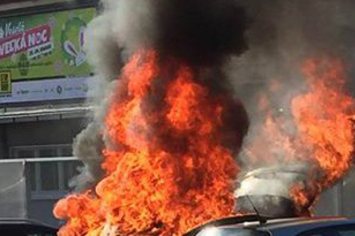 Ilustračný obrázok k článku Autá v plameňoch pred obchoďákom v Mikuláši: Pozrite si FOTO z miesta