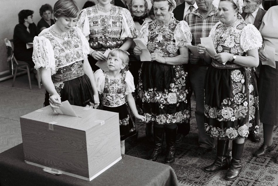 Ilustračný obrázok k článku V Bystrici a okolí sa pred desiatkami rokov volilo v uniforme aj v krojoch: Jedinečné ZÁBERY z volebných miestností