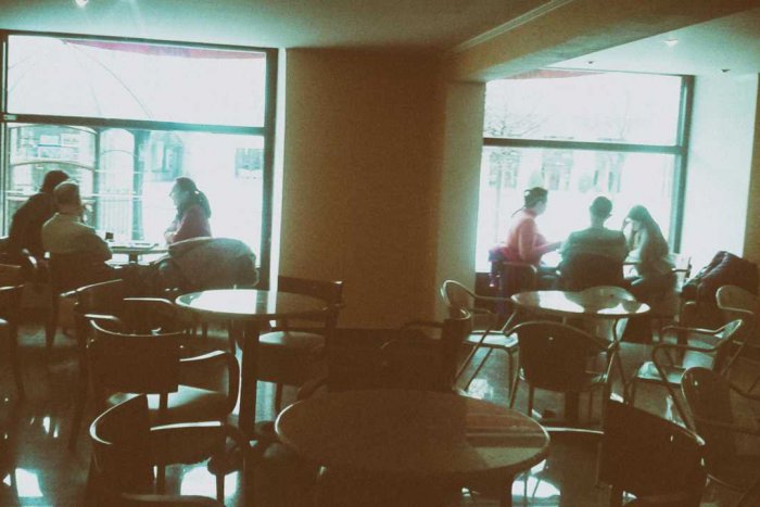 Ilustračný obrázok k článku Voňavá káva, zákusky a volebné debaty Košičanov v známej cukrárni na Hlavnej, FOTO