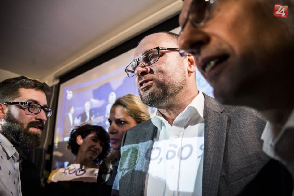 Ilustračný obrázok k článku SLEDUJEME ONLINE: Voľby zrejme otrasú politickou scénou: Smer podľa odhadov prepadol, žolíkom je kontroverzný Kotleba