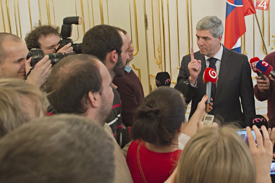 Ilustračný obrázok k článku Béla Bugár otvorene: Odchody z poslaneckého klubu Most-Híd zatiaľ nehrozia