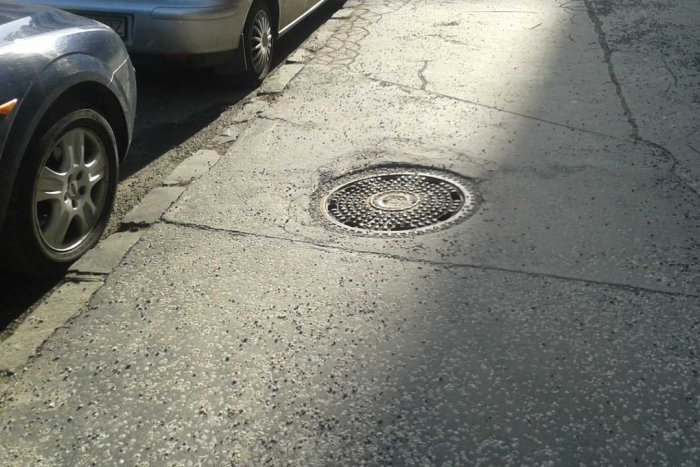 Ilustračný obrázok k článku Kamienky na chodníkoch už nebudú problémom: Mesto začalo s odpratávaním posypu!